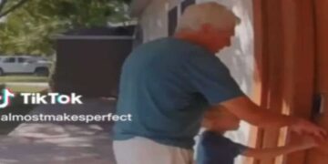 La mamma spia il nonno Fare da babysitter e non riesce a credere a ciò che vede