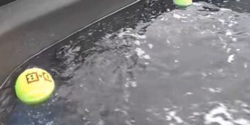 Come pulire una vasca idromassaggio con una palla da tennis