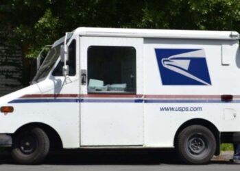 L’operaio postale salva la vita della donna dopo aver notato che non stava controllando la sua posta