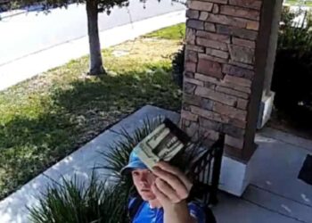 Adolescente beccato dalla telecamera mentre restituisce il portafoglio carico di contanti