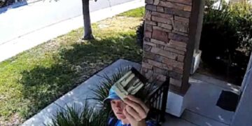 Adolescente beccato dalla telecamera mentre restituisce il portafoglio carico di contanti