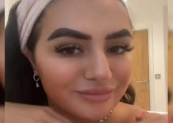 La donna rimpiange il momento in cui si è lasciata tatuare le sopracciglia dalla sua amica. Ecco il risultato