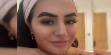 La donna rimpiange il momento in cui si è lasciata tatuare le sopracciglia dalla sua amica. Ecco il risultato