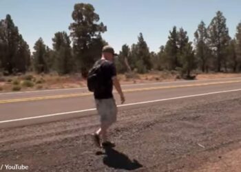 Un uomo cammina per 53Km per andare al lavoro, così uno sconosciuto gli regala un'auto