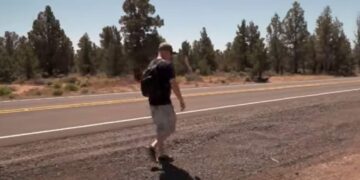 Un uomo cammina per 53Km per andare al lavoro, così uno sconosciuto gli regala un'auto