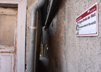 Sei abbastanza piccolo da camminare per la strada più stretta del mondo?