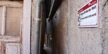 Sei abbastanza piccolo da camminare per la strada più stretta del mondo?