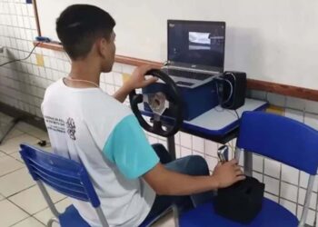 Studente costruisce un simulatore di corse automobilistiche con i rottami della discarica di suo padre