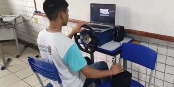 Studente costruisce un simulatore di corse automobilistiche con i rottami della discarica di suo padre