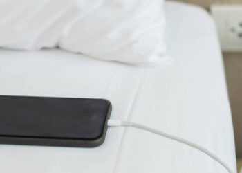 Ecco per quale motivo il caricabatteria dello smartphone sempre nella presa di corrente non è una cosa conveniente