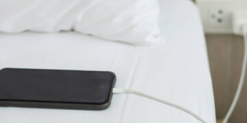 Ecco per quale motivo il caricabatteria dello smartphone sempre nella presa di corrente non è una cosa conveniente