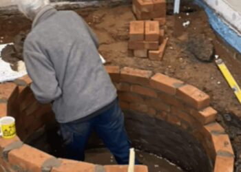 Un uomo scopre un vecchio pozzo di 300 anni nel pavimento della sua cucina