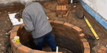 Un uomo scopre un vecchio pozzo di 300 anni nel pavimento della sua cucina