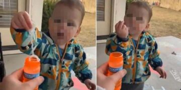 Il divertente errore di un bambino quando fa la sua prima bolla: succhia il bastoncino con il sapone e finisce per far uscire le bolle dalla bocca