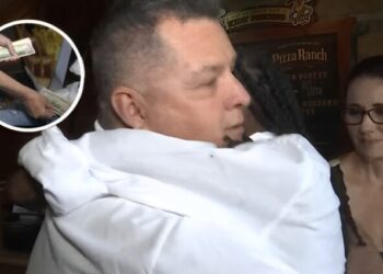 Una cameriera disabile riceva una mancia che le cambia la vita per sempre, ecco chi è il suo benefattore e perché