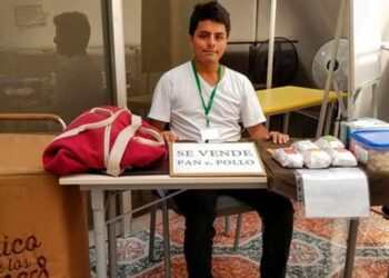 Il giovane si paga l’università vendendo panini al pollo ogni giorno. Onora l’eredità di suo padre