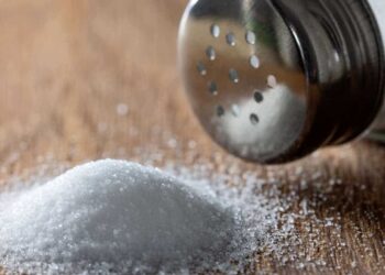 Perché le casalinghe esperte aggiungono sale al detersivo per piatti: un comprovato trucchetto