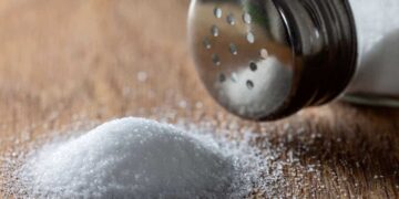 Perché le casalinghe esperte aggiungono sale al detersivo per piatti: un comprovato trucchetto