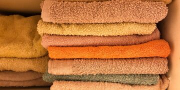 Come il sale può ridare morbidezza agli asciugamani di spugna: un trucco per la vita