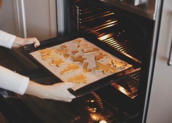 Come pulire in modo rapido ed efficace lo sporco sulle maniglie del forno: un trucco di casalinghe esperte
