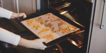 Come pulire in modo rapido ed efficace lo sporco sulle maniglie del forno: un trucco di casalinghe esperte