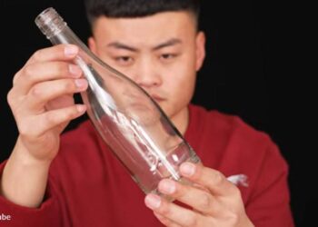 Come tagliare a mano a spirale una bottiglia di vetro (VIDEO)