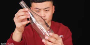 Come tagliare a mano a spirale una bottiglia di vetro (VIDEO)