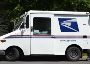L’impiegato delle poste salva la vita di una donna dopo aver notato che non stava controllando la posta