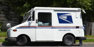 L’impiegato delle poste salva la vita di una donna dopo aver notato che non stava controllando la posta