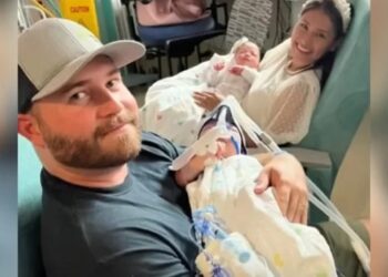 Dopo 134 giorni, i genitori tengono per la prima volta le gemelle siamesi separate