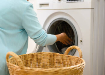 Dimentica il ferro da stiro: un solo ingrediente può eliminare le pieghe dai tuoi abiti.