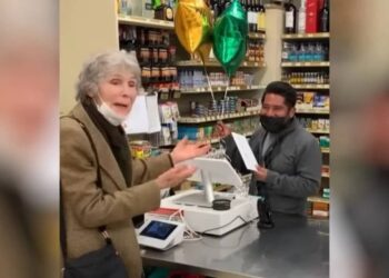 La nonna mantiene la promessa fatta al cassiere quando divide con lui le vincite alla lotteria