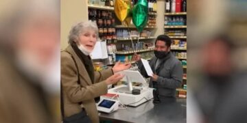 La nonna mantiene la promessa fatta al cassiere quando divide con lui le vincite alla lotteria