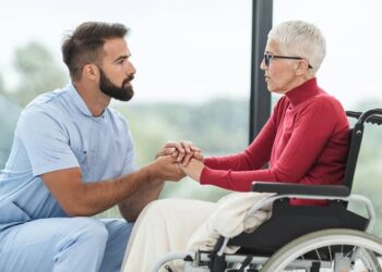 Assistenti Familiari: Stipendio in crescita immediata e ulteriore aumento nel 2024, accompagnato da bonus e vantaggi sostanziosi