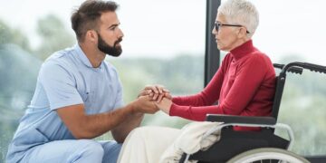 Assistenti Familiari: Stipendio in crescita immediata e ulteriore aumento nel 2024, accompagnato da bonus e vantaggi sostanziosi