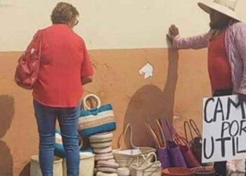 Il padre scambia l’artigianato con provviste per suo figlio. Alcuni utenti online cercano di aiutarli