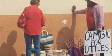 Il padre scambia l’artigianato con provviste per suo figlio. Alcuni utenti online cercano di aiutarli