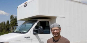 Per sfuggire ai costi di un mutuo, un giovane trasforma un vecchio furgone in un accogliente monolocale.