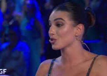 Rebecca Staffelli debutta in prima serata al ‘Grande Fratello’: la 25enne figlia di Valerio Staffelli di ‘Striscia la Notizia’ fa il suo ingresso in studio.
