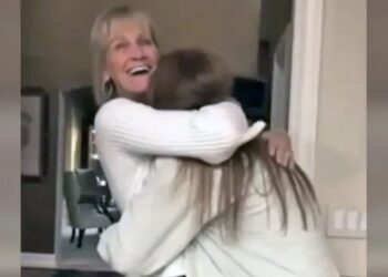 La madre ha una triplice sorpresa di compleanno quando tutti i suoi tre figli adulti appaiono in pochi minuti.