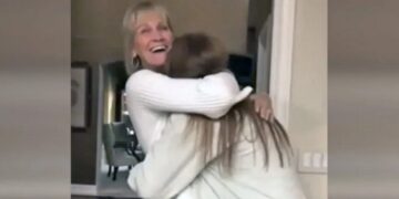 La madre ha una triplice sorpresa di compleanno quando tutti i suoi tre figli adulti appaiono in pochi minuti.