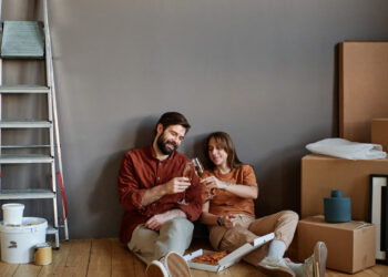 Come scegliere i tessuti per casa: guida a tende, cuscini e tappeti