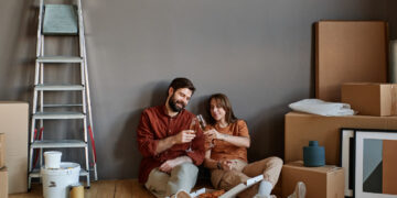 Come scegliere i tessuti per casa: guida a tende, cuscini e tappeti